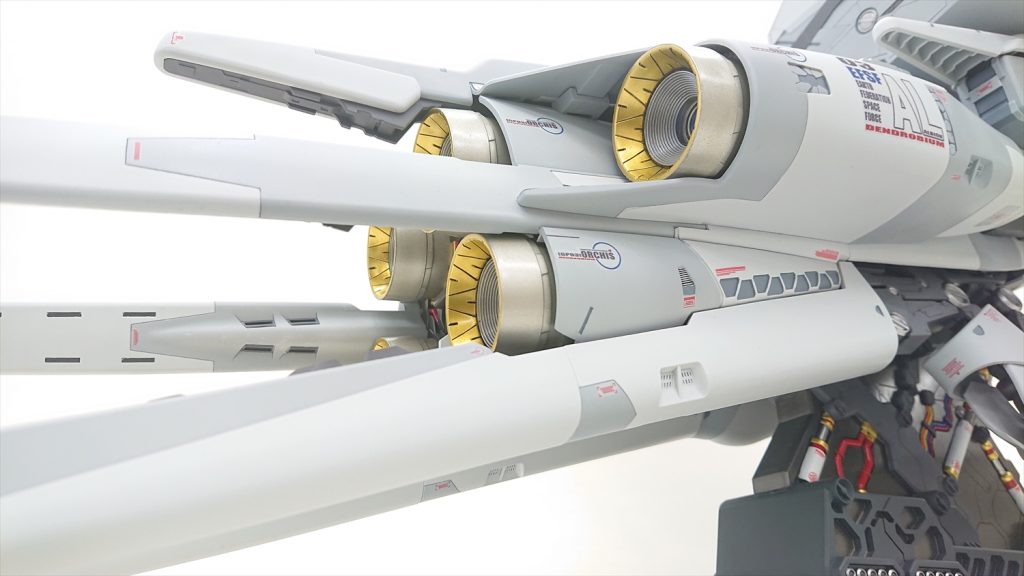 バーニアだけは奇抜な色にしても総合的には合う気がします。台座の塗り分けだけで2週間…