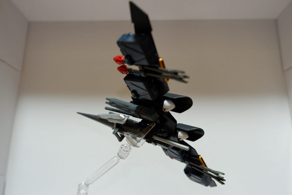 疑似太陽炉を2基搭載。本体が使用する武器を懸架できます。