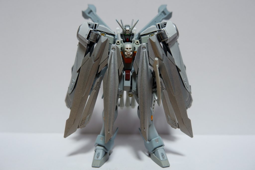 フルクロスユニットは以前と変更なし。ノーネイムライフル改造。マント状のパーツはGNフェザーファングとして分離する設定。