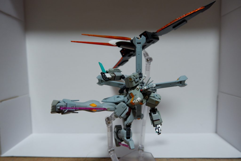 支援機のイメージ元はクロボンゴーストのゴーストガンダム(ミラージュワゾー)←武器懸架と高速巡航機からペズ・バタラ←ビーム展開しての突撃&ミサイル攻撃の戦法からゴーストガンダムに倣って銀色にする予定でしたが、下地塗装で黒を使ったところステルス機っぽくなってしっくりきたのでそのまんま。