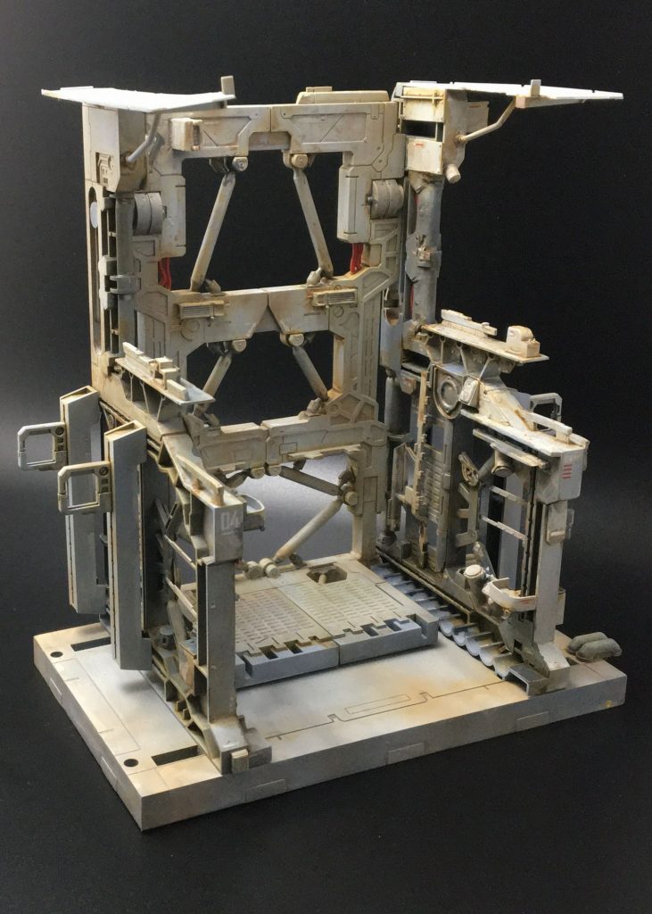 ハンガーの幅は2種類から選べますが、これは狭めた状態。最も合わせたい世界観は『Zガンダム』で、参考にアニメOPを見直してみたんですが、アーガマのMSデッキってグレーなのかオレンジ色なのか不思議な色合いなんですね。塗装はコテコテの金属色ベースか、SF映画っぽくオフホワイトか、はたまた地上運用っぽくサンドイエローかでいくか迷いましたが、結局ファレホの「70641 グレー・プライマー」を薄めに。全体に吹いた後、同ウォッシュカラーのセピアを薄めたものをスポットで吹いて基本塗装は終わり。ダクト類周辺のみフラットブラックとチタンシルバーをかなり薄めたものでシャドウを入れました。