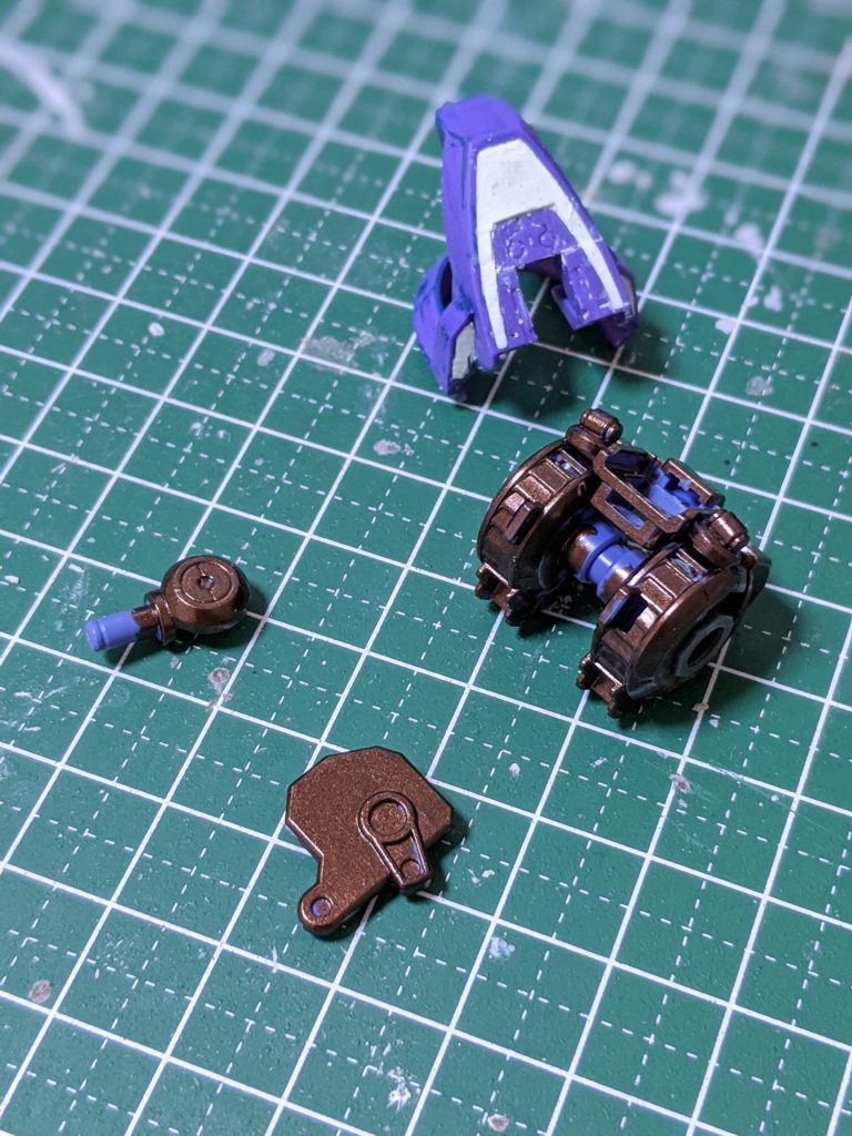 シタデルカラー、初心者の雑感ですがガンダムマーカーエアブラシと比べて塗膜は厚く感じるものの、筆塗り故に軸のマスキングなどは不要なので、その点は便利な印象(筆塗りデビューがこれなので他の筆塗り塗料との比較はできません)。塗りムラや金属粒子のダマやムラも、一発目から気にならず使えました。
画像の靴裏に加えてサブアームの肉抜きなんかもパテで埋めてますが、これも目立たない位置にあるのでわかりにくいかも。