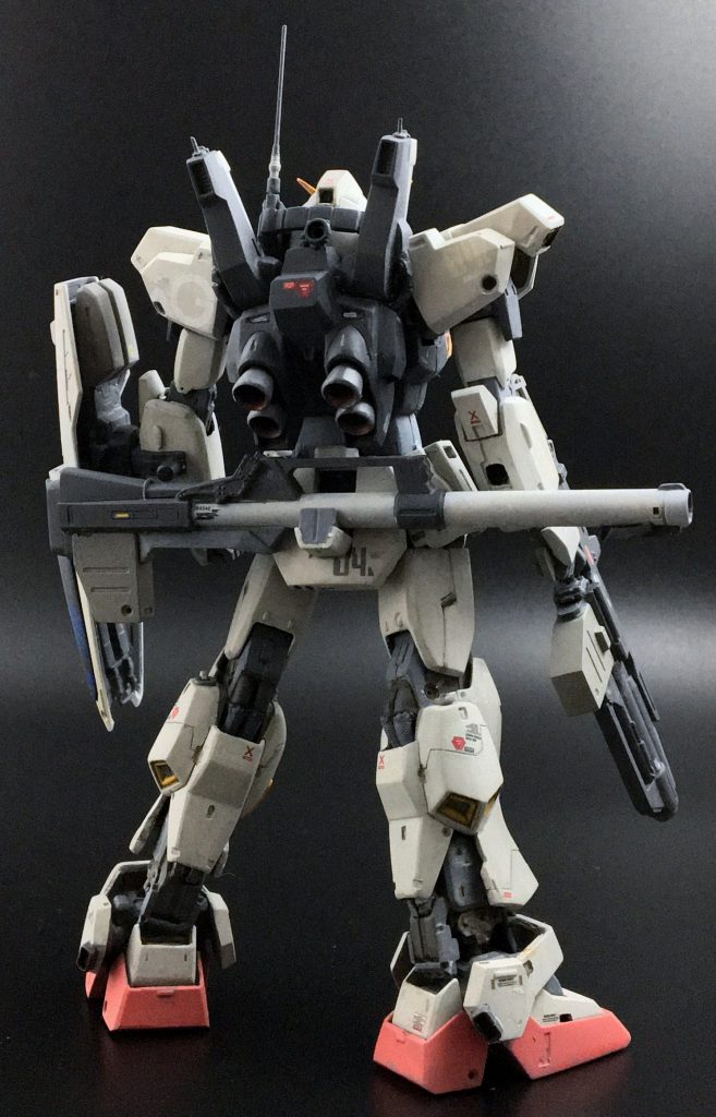 “マッシブなプロポーションがMk-Ⅱの特徴”と言われますが、背面から見るとスネ後部や膝のフレーム関節がむき出しになっていることで、試作機らしい華奢な印象も演出されていることにあらためて気づかされます。足首はつま先側の各面を削りこみ、カカトパーツを2mm幅詰めればこんなにスッキリ。アンクル・アーマーはネオジム磁石接続です。