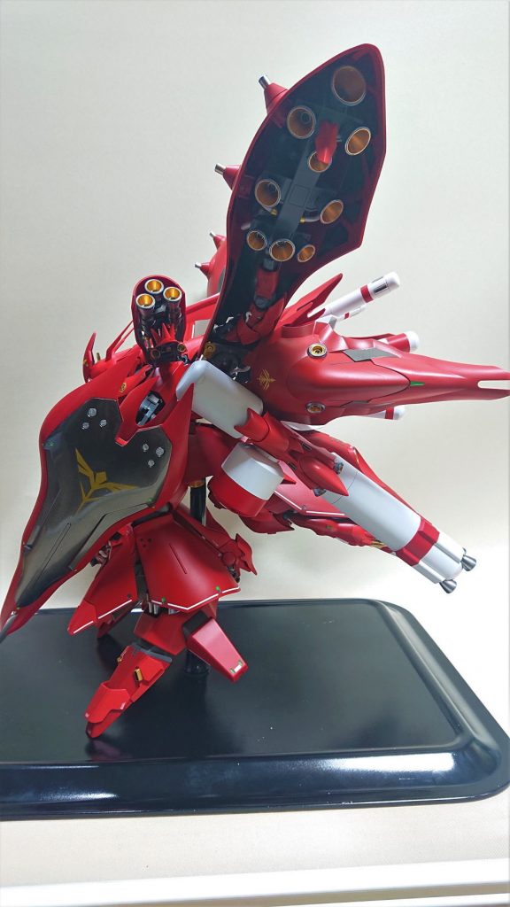 Hi-vガンダムに敗北を喫した原因は腕の破損だったことから、隠し腕だけで9本、合計11本の腕を持つ。ベースは100均のトレー。