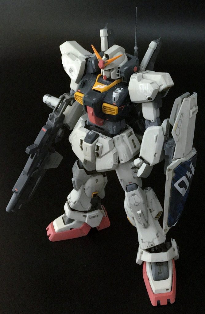 バルカンポッドとバズーカも足してフル装備。「REVIVE」が発表されたとき、いかり過ぎてるいかり肩や昔の不良の“ボンタン”のようなスネ形状に「ちがう、そうじゃない」という違和感を覚えました。手許にあった「グリプス戦役セット」の旧HGUCキットをあらためてよく見たら、頭部形状もプロポーションもこちらの方が断然カッコいい。キット化に際し、コンセプトデザインを起こしたカトキハジメの素晴らしい仕事ぶりにあらためて脱帽です。