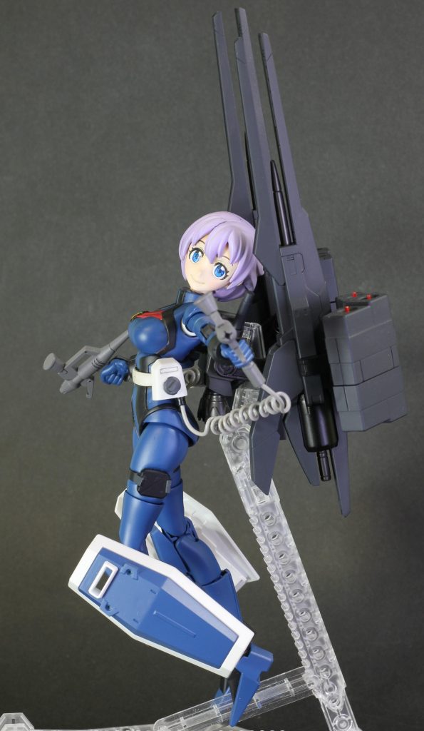 腰に着いたコンプレッサーから圧縮空気を供給して塗料を放出します・・・ってそのまんまですが。