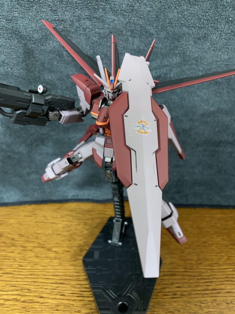 「PRF-777プリドウェン大型防盾」「MMI-RG59V 機動防盾」に代わり装備される防盾で、中央部装甲を展開することにより「ZGMF-XX09Tドムトルーパー」に装備されている「スクリーミングニンバス」と同様の防御フィールドを発生させる。                 ドムトルーパーと同じ要領で、盾を構えて突進する事で、敵機体に重金属粒子によるダメージを与えることが可能。
    +