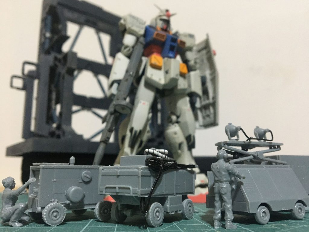 最初に模型店で見かけたときには、スタンド代わりになればいいかも、と軽い気持ちで買ったんです。サクっと組んで、パーティングライン消して、面出しだけして。色を塗らなくてもフィギュア置いたら楽しいな、とか。