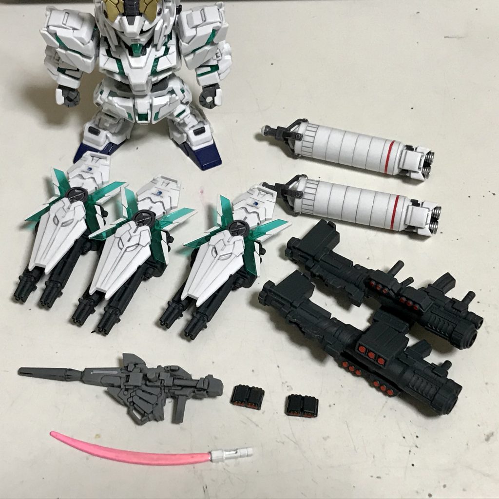 色分けが足りない部分のみガンマカで塗装しました。本体、シールド、サーベル、プロペラントタンクはツヤあり、その他の武装はツヤ消しでトップコートしました。意外に多くの箇所を塗る必要があります。また、変形機構のおかげでRGのようにポロリが多く、撮影はなかなか難儀しました。