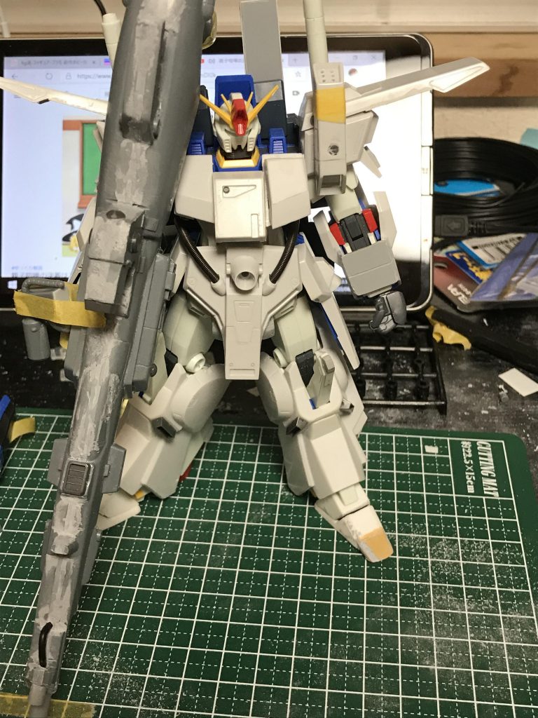 爪先と延長と背部のミサイルポットをプラ板を箱組して作成しています。最後に、ハイメガカノンは厚み不足に感じたので2ミリのプラ板を挟んで厚みを持たせてます。その後、隙間ができないようにパテを持っては削りましたが、サイズがデカいのもあって、削る作業が一番大変でした。  