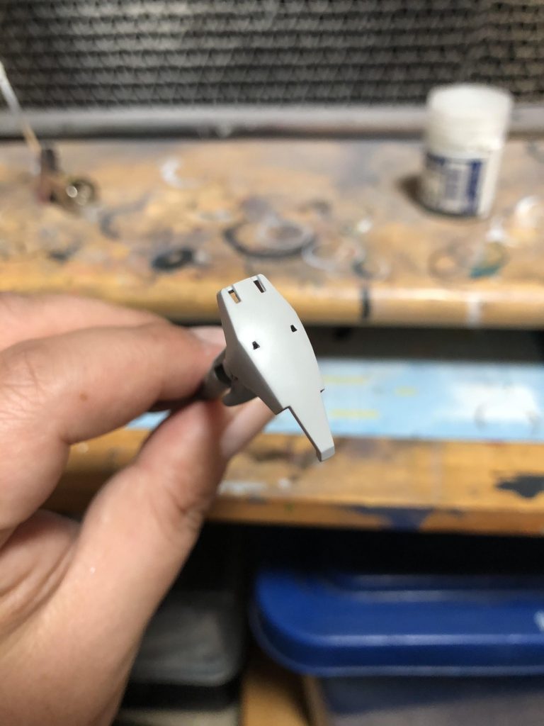 アニメ版らしくするため、後頭部と膝のモールドは消しました。