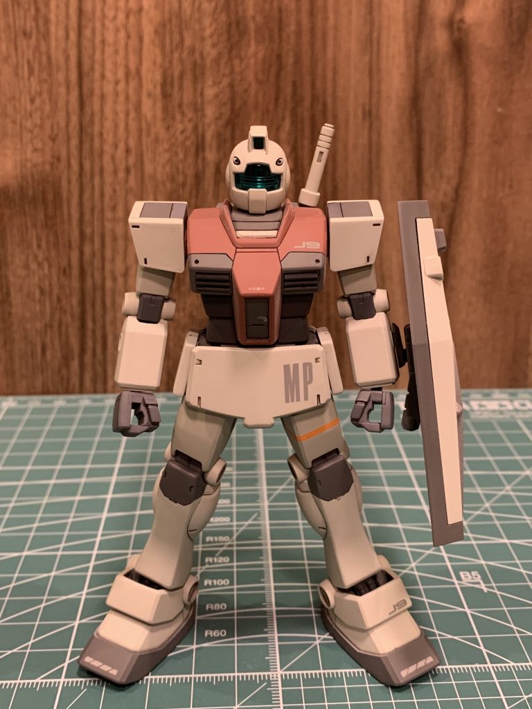 合わせ目消しやスジボリ、デカールでディテールアップをしました。彫った後に左右の形が違う事に気付いたり塗り分けの失敗、墨入れ時にエナメルクラックが出来てパーツが真っ二つになったりと散々でしたが、出来上がった瞬間は感激しました。+