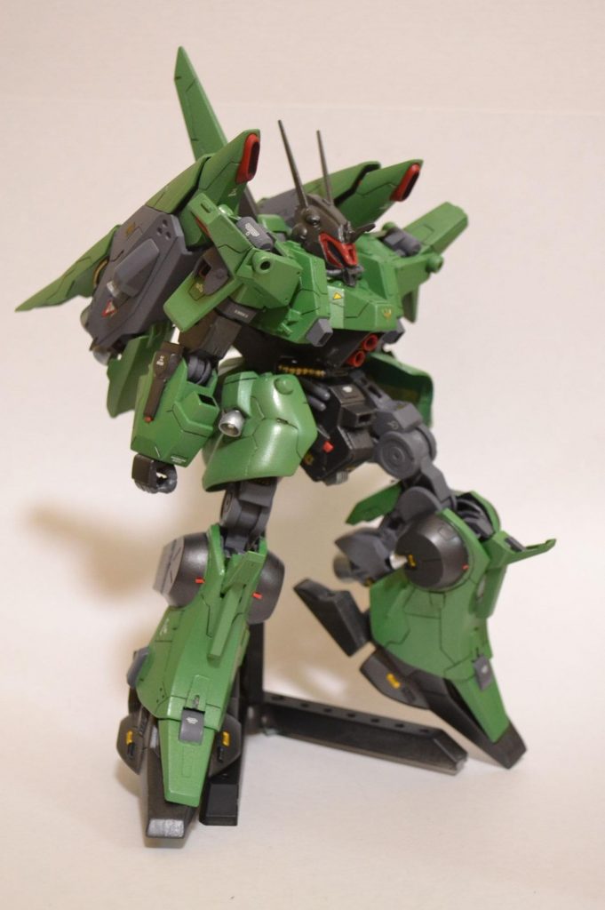 1/100グレイズのフレームを使用したことで脚部の可動域が拡がりました。腕に関しては肩をジャンクパーツで盛ってしまったので上がりません。。。

腰部は縦に延長して回転軸を追加して回るようにしてあります。