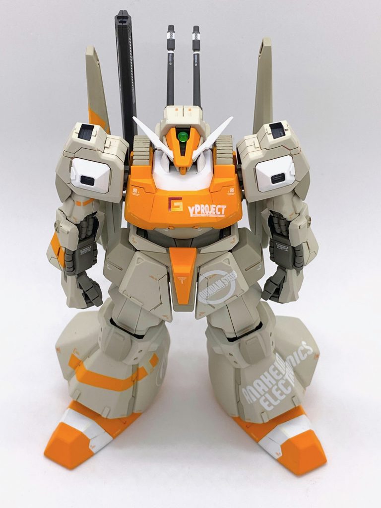 頭部奥のモノアイはＨアイズ。裏にメタリックシールを貼ったので、たまにきまぐれで光を拾ってくれます。大半の装甲の裏地はエナメルで黒く筆塗りしています。 