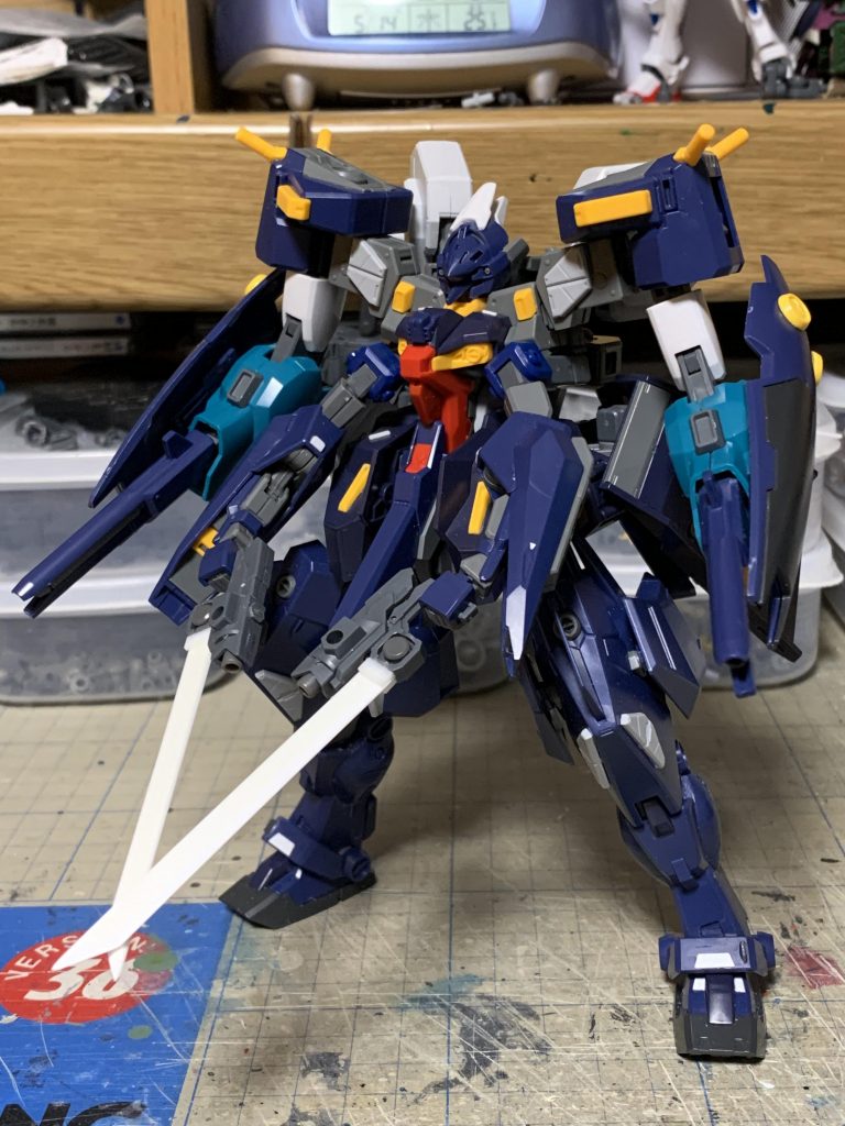 ガンソードはバインダーガンのハンドガンと持ち手部分を合わせて、プラ板、コの字プラ棒でブレード部分を作っています。