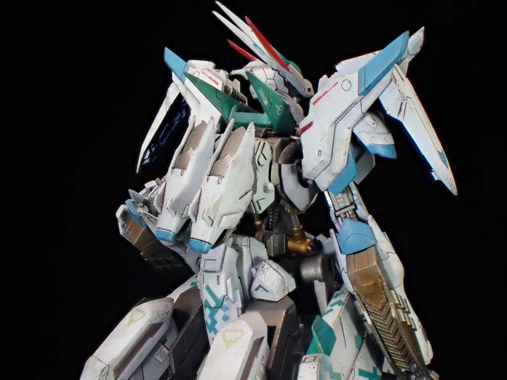 腹部のシリンダーは大型化しています。
前腕のクロー?パーツも先を尖らせてディテールアップしています。
バックパックはリアアーマーとして取り付けて、足の甲にあったパーツをバックパックにブースターとして搭載しました。