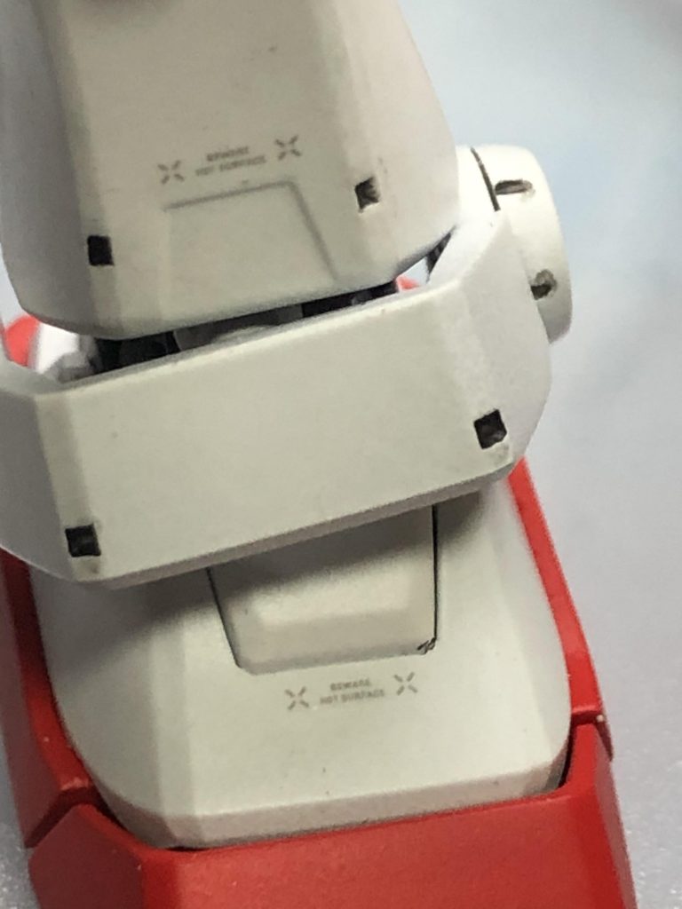 足首とカラーリングを変更したのと、デカールは全体的に控えめのグレーのデカールを貼り付けました。