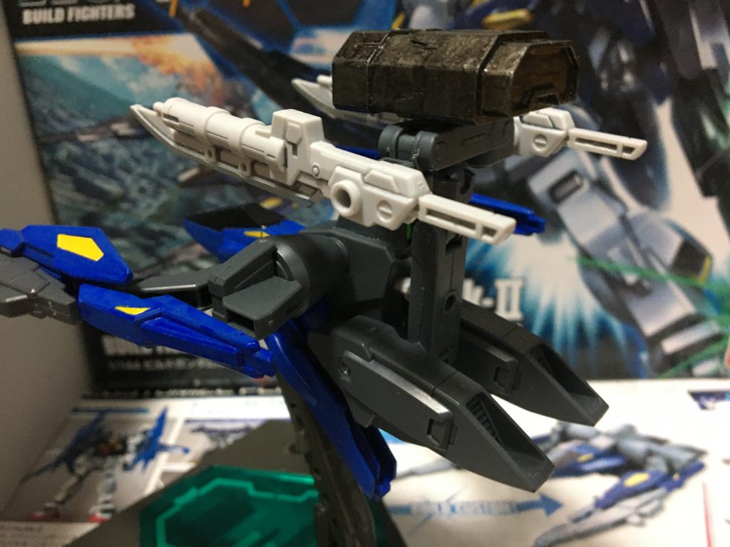 インディゴGディフェンスのカスタマイズポイントは、ビルダーズパーツのMSランチャー01(ポールデンアームアームズの影響でランチャー及びソードは角度調整可)ガンプラバトルアームアームズのソードなどのビルドパーツで武装を追加強化しました。ソードのほうについては、ビームライフルのエネルギー切れ対応のためです。ちなみにインディゴは英語で、藍色です。