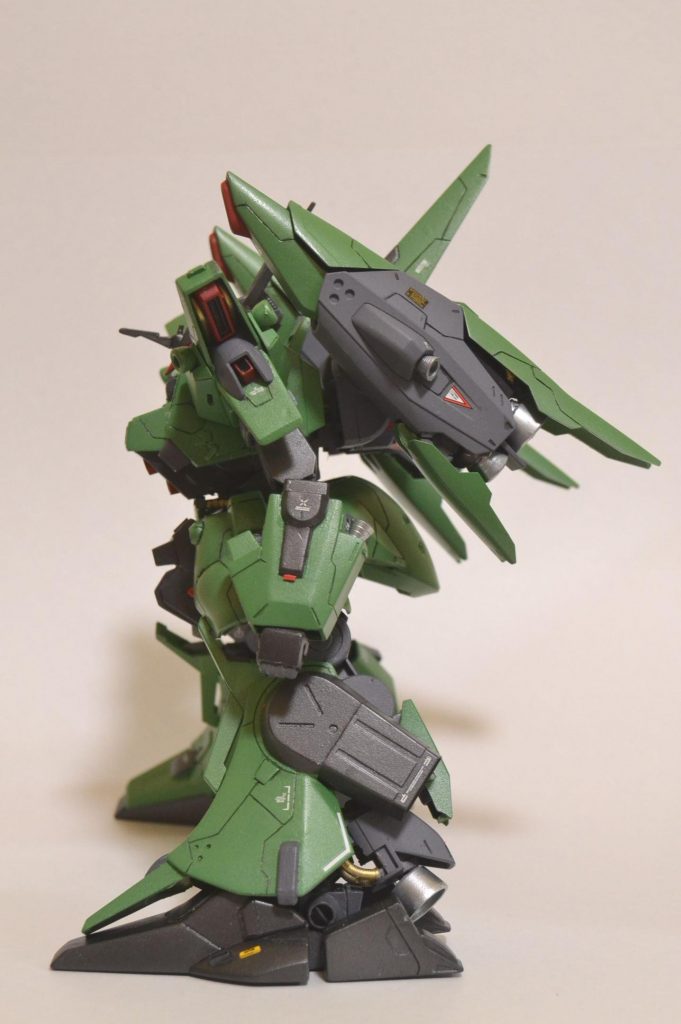 横から。割とお気に入りショット。

グリーンとブラック部にはシルバーを混ぜて頑なに再塗装を拒んだラカン隊長こだわりのカラーを表現しております。（後付け設定）
もともとはブラック部のディテールが潰れてしまうと思い、シルバーを混ぜたのですが、バランスをとるためにグリーンにもシルバーを入れてます。

肩引き、首位置をしています。