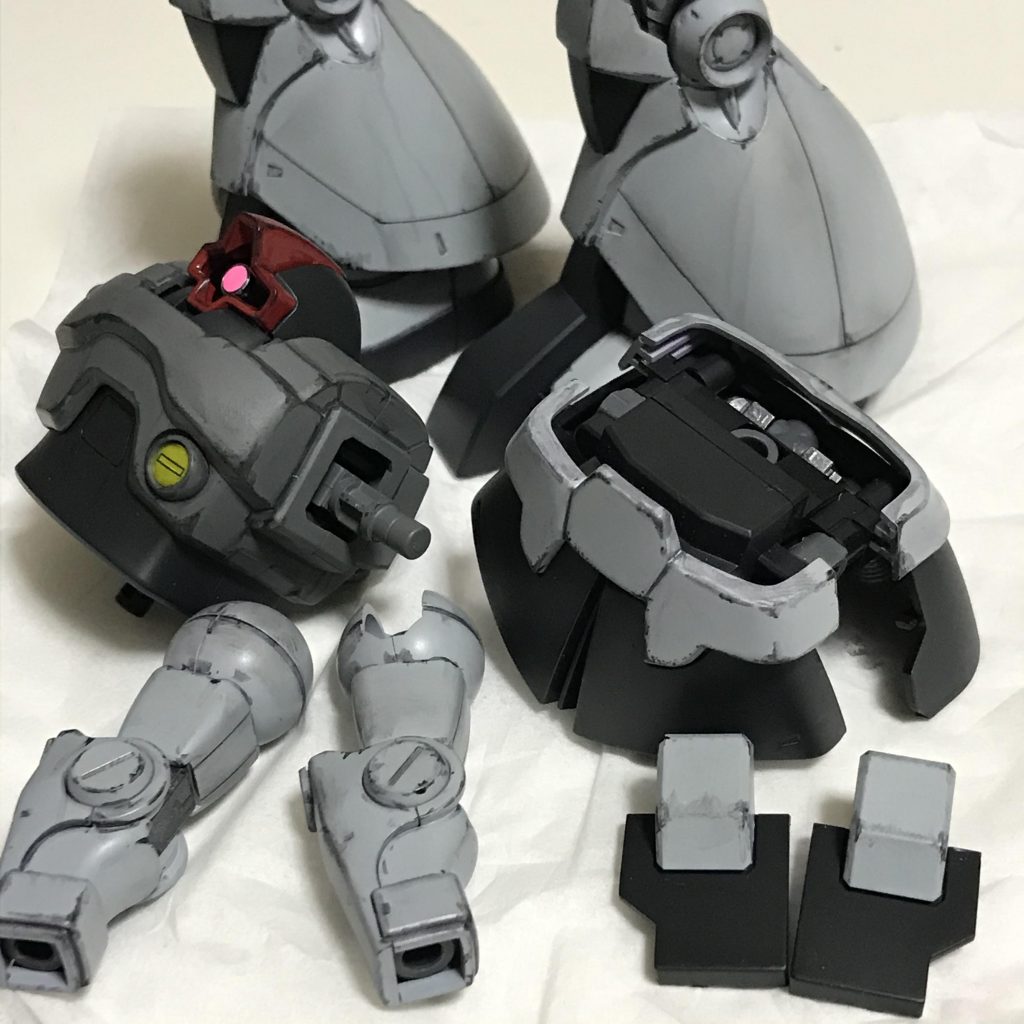 パチ組みのままでも十分見映えが良いのですが、第08MS小隊に登場する機体らしく（？）汚しました。リアルタッチマーカーのグレー、シルバーのドライブラシ、あとはサンド（砂）系のウェザリングマスターを使いました。