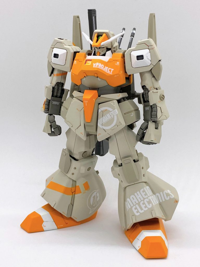 要所のスジ彫りや、プラ板のチップの貼り付けなどニガ手なディテール工作にも挑戦してみました。リック・ディアスの特徴的な○型モールドにはM.S.G.やジーレップを貼ったり埋め込んだりしています（密度感が出るほかに、色を塗り分けるのが楽なので……）。 