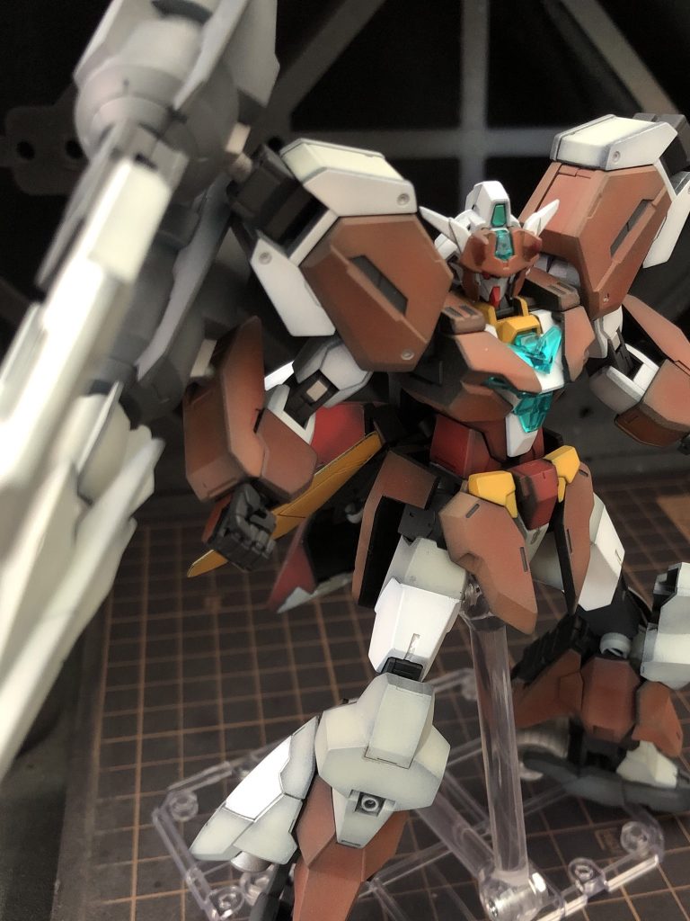 男の子のガンプラをしているサタニクスガンダム。