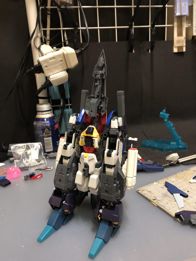 変形の解説 Sガンの90°展開した腕と脚の膝より下部分が繋がって幅広のシルエットになります