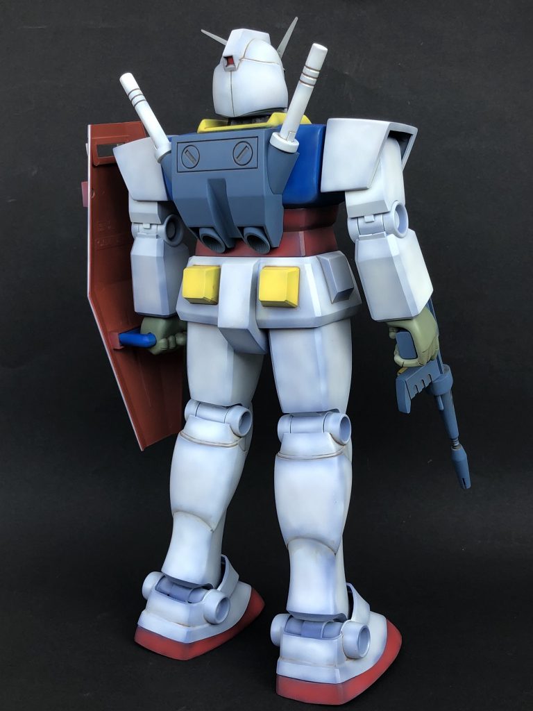 シールド裏はこだわりの赤。