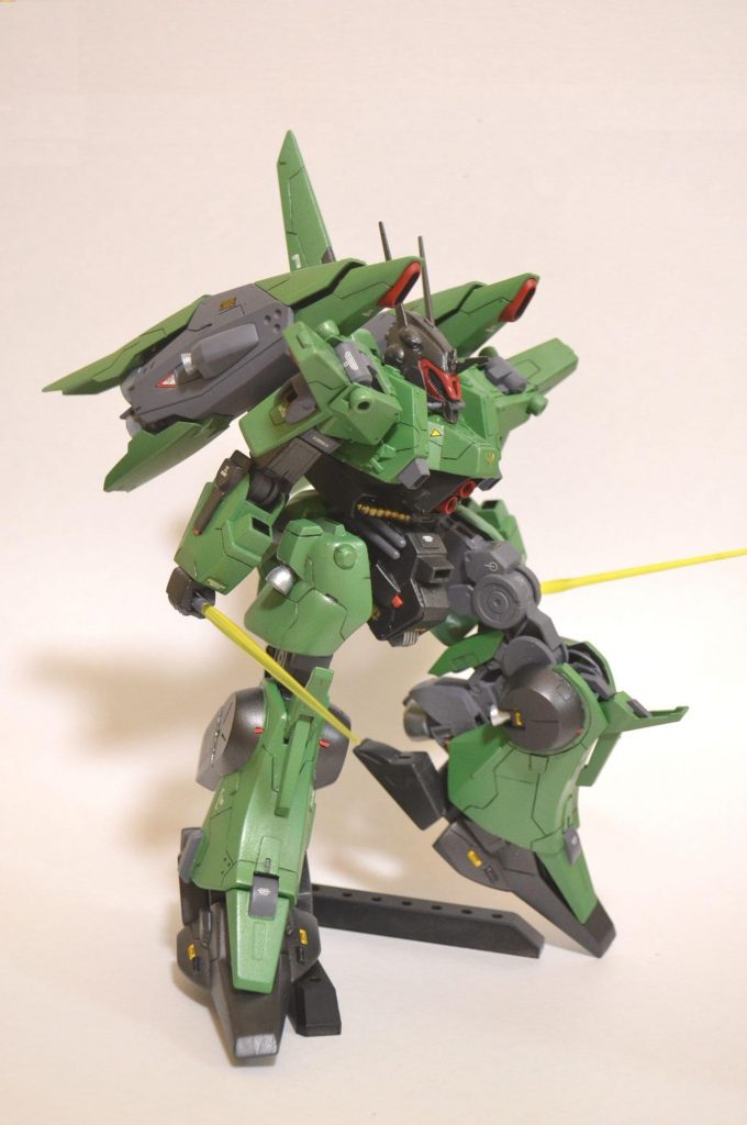 脚部可動を活かしたポーズ。腰アーマーのサーベル抜いた跡の表現は見なかったことにしてください。。。