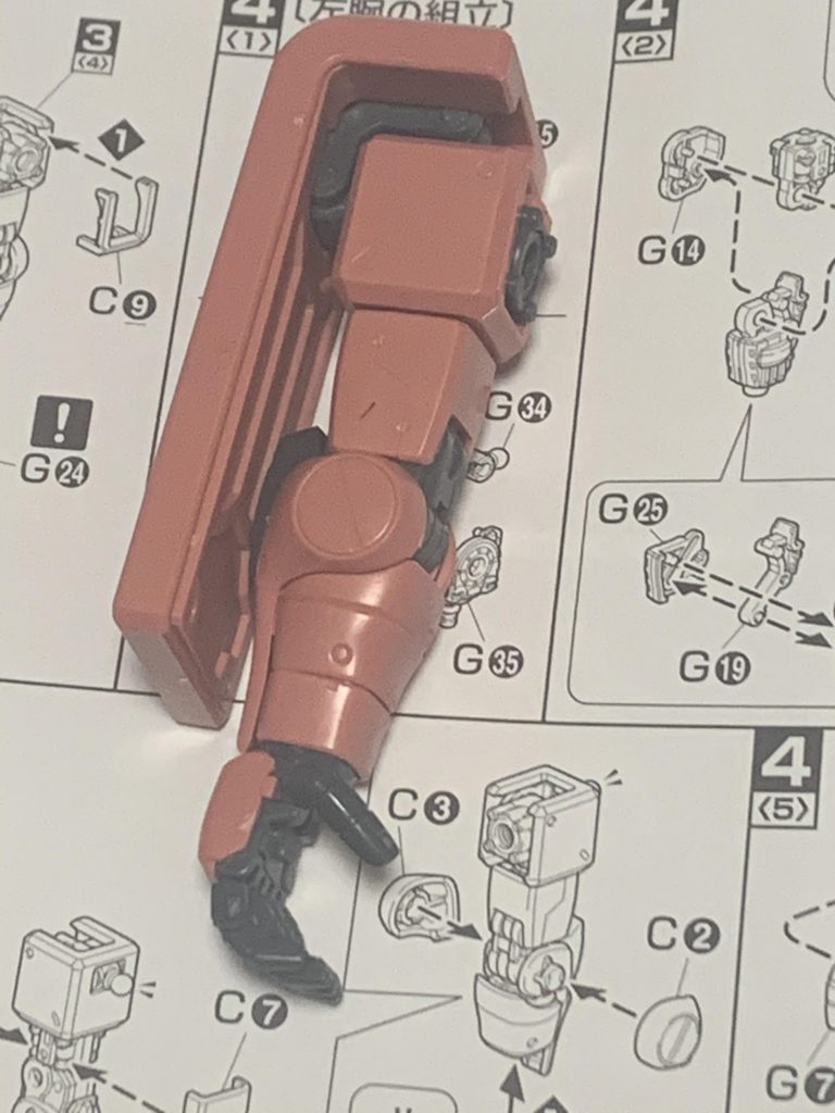 右腕。シールドの付け方が新しい……。(MGが久々だからかも知れませんが。