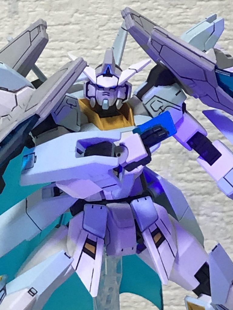 今回の塗料は白:クールホワイト黒:セミグロスブラックグレー:ジャーマングレー灰色:明灰色白+クールホワイト青:スージーブルー+クールホワイト黄色:MSイエロー+クールホワイト+ハーマンレッドセンサー青:下地ホワイトサフ・その上に蛍光ブルークリアパーツ青:蛍光ブルー右手カード部分:下地プレミアムミラークローム・その上に蛍光ブルー