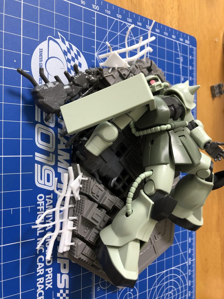 前回作ったザクハーフキャノンの地球で砂漠ジオラマの次回作をと考え🤔宇宙コロニーデブリで朽ち果てるザクを思いつく。プラ板やプラ棒角材を炙って曲げてコロニーデブリも作製したり、配線やプラ棒で破壊後を作製しようと考案。