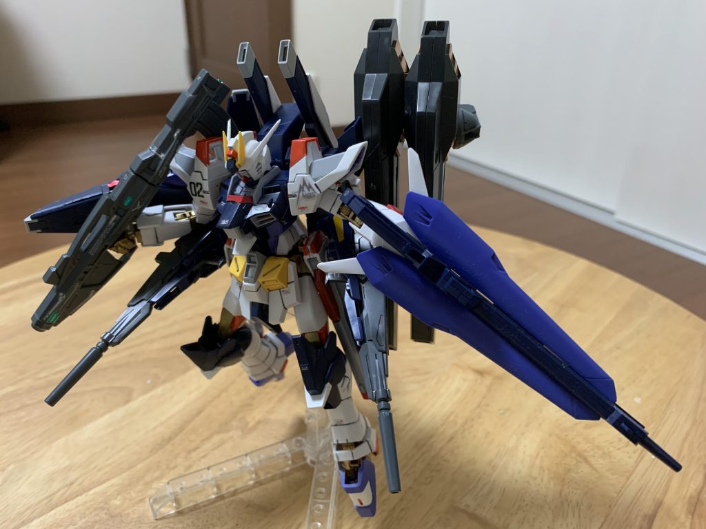 追加要素1
元の状態ではブレイズドラグーンを装備した姿をα装備としていましたが、アメイジングウェポンバインダーを装備した姿をβ装備と最終決戦仕様ということでこのふたつを掛け合わせ、バインダーは可動できるようにしています。