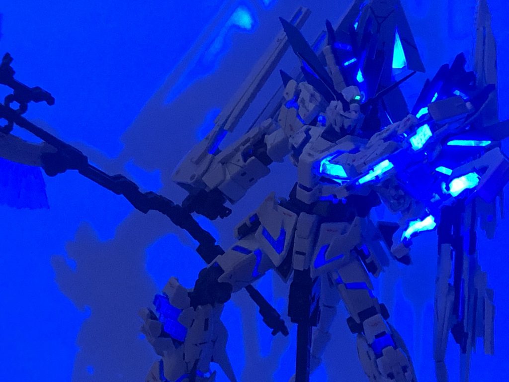 ブラックライトに照らしただけです。