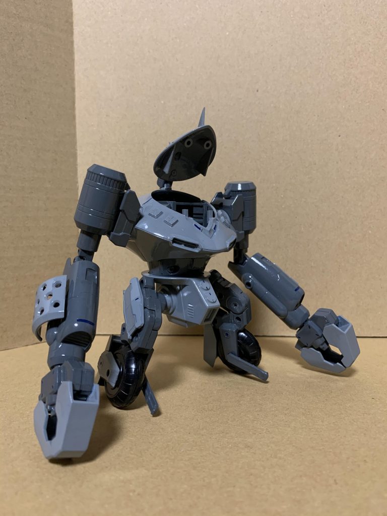 同盟のロアコフの仕様に影響を受けたとある技師によって、ガエ・アッサルをベースに試作された従兵機。その為、名称にベース機の名残を残し、後述する装備からエイ(レイ:英語名)の刺すイメージで名付けられた。 
この機体のコンセプトはロアコフの設計思想を色濃く反映して、脚部のランドローラーによって一気に接敵し、両腕のクローで掴んで固定した後、すぐに内蔵したパイルバンカーで仕留めるというもの。 
ランドローラーはロアコフよりも大型化させ、強力なパイルバンカーは一撃で機操兵をも仕留め、重操兵も関節を狙えば仕留める事が出来る。 
この事から、この機体は完成すれば操兵の地位を脅かす程であり、従兵機の歴史を大きく変えるポテンシャルを持っていた、そう、完成すれば…
実際には、腕部クロー及びパイルバンカーは及第点の代物であるが、ランドローラーの速度を重視した為に脚部のバランスが非常に悪く、ピーキー過ぎて安定性が杜撰と言えるレベルであった。安定した機体制御を行う為には従来のトワル・スフィアでは能力が足らず、より高級なコード・スフィアを組み込む必要性が生じ、製造コストも跳ね上がる事となった。 
また、強力な腕部を戦闘で活かす為には操手にアクロバティックな操縦技術が必要であった。
結局のところ、たかが従兵機にそれ程の腕の操手を充てがうのは不毛でもあった為、この機体は失敗作とされ、製造されたのは数機の試作機のみであった。
その後、この機体はテスト操手をしていた傭兵に安価で引き取られ、どこぞの紛争地帯で活躍したとかしないとか…