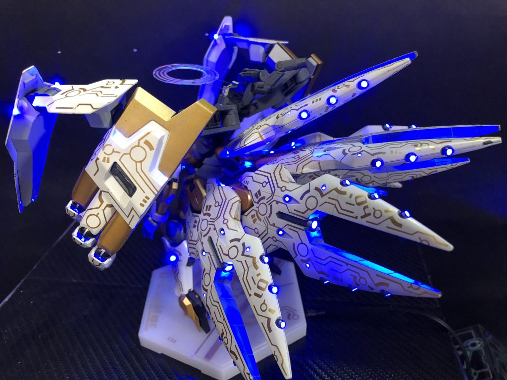 バックショットです。
スカートファンネルは6枚装着。全ての光点から全方位にビーム砲を放出することができます。