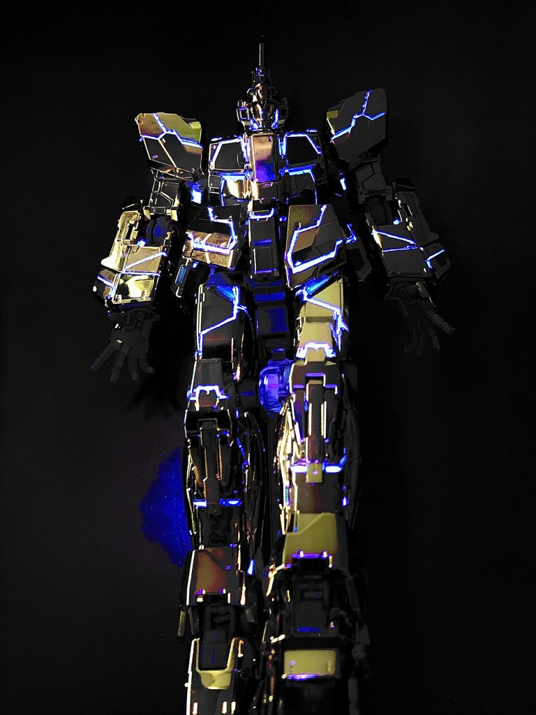 劇中では、ユニコーンモードでも常時サイコフレームの光が漏れていました。そこで、装甲の割れ目にマジックルミノペイントの青を流し込みました。普段は無色透明で、ブラックライトで青く光ります。