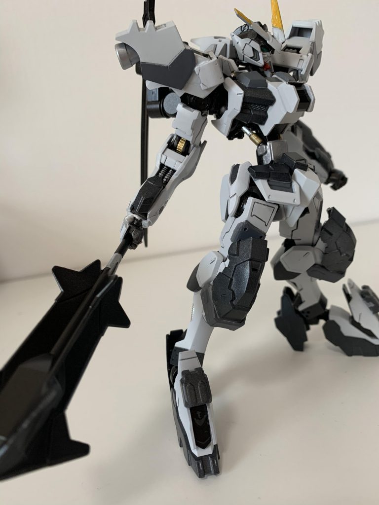 武装 片手持ちメイスと言ってもバルバトスのものを持ち手を半分程カットして逆側にくっつけただけなので重量はほぼ変わりません。手首にティッシュを噛ませて保持しています。