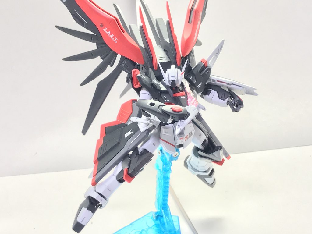 フラッシュエッジ2ビームブーメラン。デスティニーガンダムからそのままコンバートされた武装であり、原型機同様引っかけを狙った投擲やビームサーベルとしての使用が可能である。ダイバーは専ら機動力で撹乱しながら投擲する用途を主軸にしている。