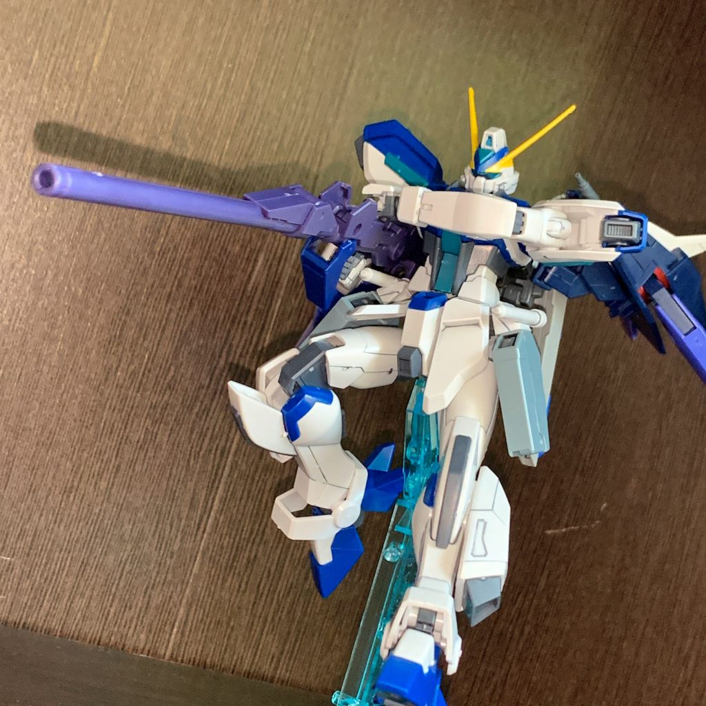 武装ロングレンジビームライフルストライカーに付属する折りたたみ式のビームライフル長距離から狙撃して数や足を削り高機動で切り込むための装備