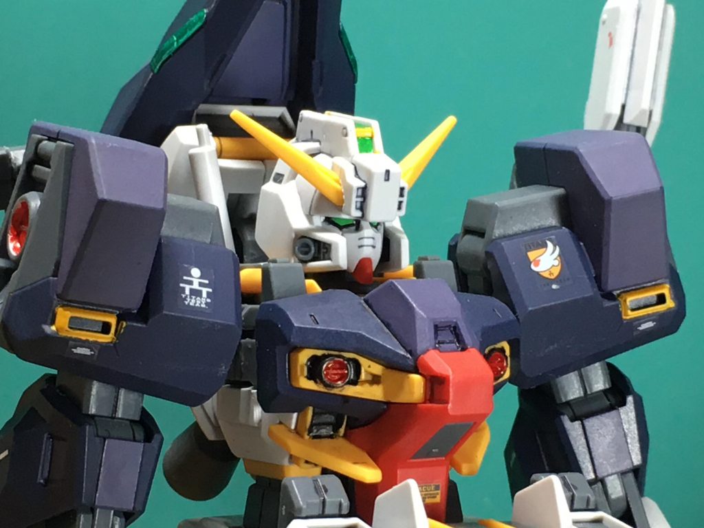 塗装はガンダムマーカー中心です。今回は白い成型色のもので加工した部分(脇とかチャフランチャーとか)は白サーフェイサーを用いました。赤=ガンダムレッド黄=同イエロー黒=同ブラックグレー1=同グレーグレー2=同メカグレー白1=同ホワイト白2=Mr.フィニッシングサーフェイサー1000 ホワイト緑1=同アイグリーン緑2=同メタグリーン ハイゼンスレイ・ラーⅡ第2形態も予約したので、このハイゼンスレイで試したことも盛り込んで作ろうと思います!