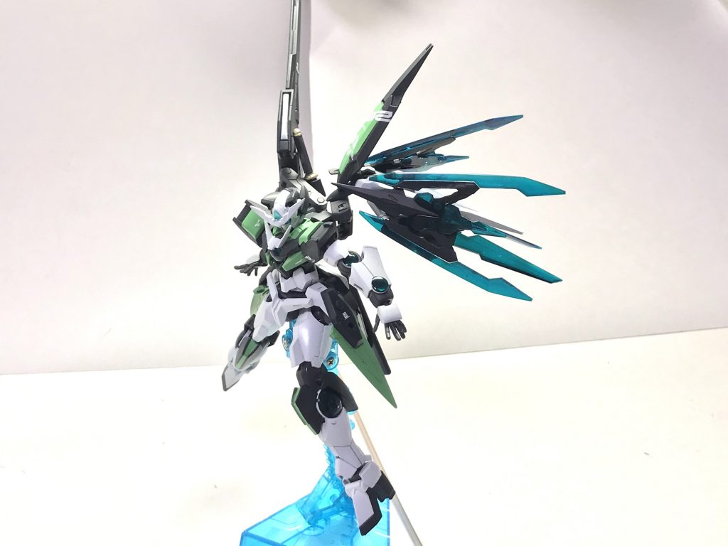 トランザムブーストモードF。冬優子自身は公にはしていないが、非公式アカウントでGBNをプレイした経験があり、その際に遭遇した機体が使用していた特殊トランザムを自身の手で出来る限り再現した形態であり、ソードビットを粒子制御ユニット兼ブースターとして使用することで速度だけならモチーフ元の7割ほどの再現率を誇るが、代償としてバリアとしても使えるソードビットの射出が不可能になるという欠点を抱えている。そのため自嘲の意味を込め、Fakeの頭文字をとってFとしているとも、自身の出来る限りを実現したため冬優子の頭文字からFを取ったともされるが、本人が語らないため詳細は不明。