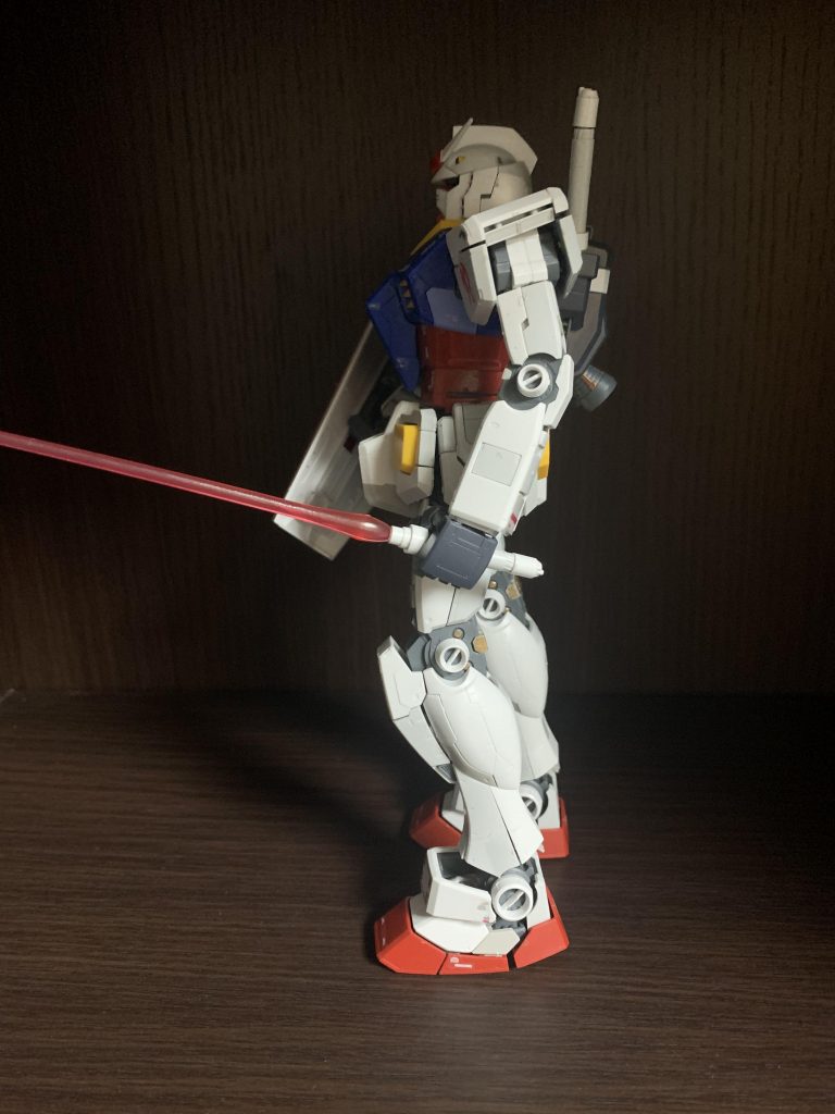 左から。
サーベル持たせました。