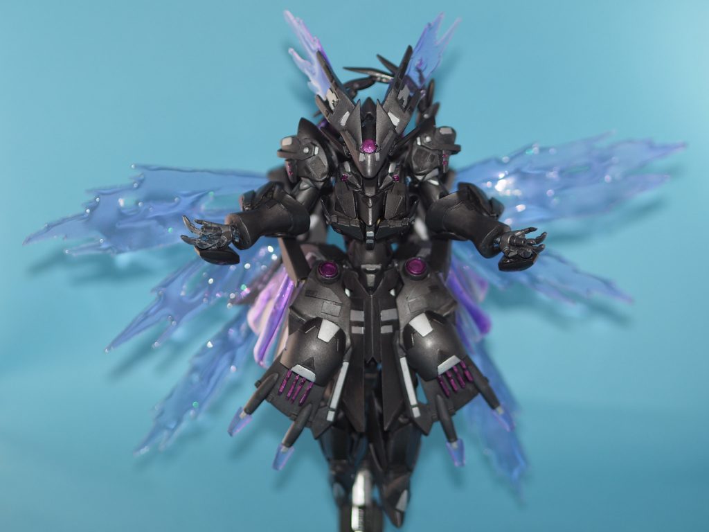 サイドアーマーから出ているビームマントは手に持つこともでき、フェニーチェのようなガードや近接攻撃、マスターガンダムのマスタークロス同様の動きも可能。