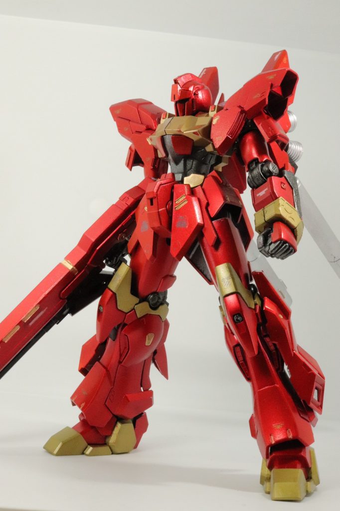 基本的にガンダムマーカーエアブラシシステムで塗装しています。ロイヤルメタレッドは良い文明。