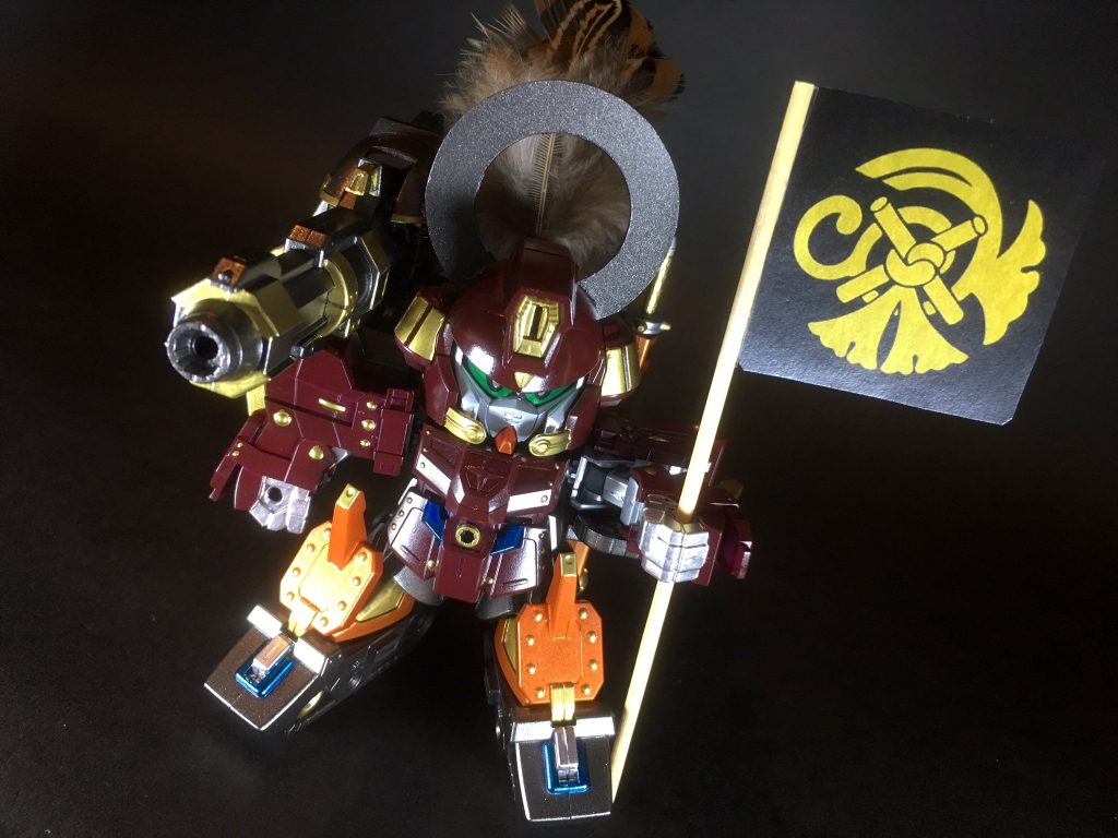 〜〜〜〜〜〜〜〜〜〜〜〜今回、元キットのSD武者烈伝・剛熱機械師駄舞留精太よりオリジナル戦国武将化致しました。他の武神降臨編キットと同様に、兜パーツ新規造形+カラーリング変更のアレンジを加えています。立花宗茂所用と伝わる「伊予札縫延栗色革包仏丸胴具足」(現:立花家史料館蔵)をモデルに、月輪脇立をプラ板からダイソーのコンパスカッターで切り出し、後立部分は手芸店で仕入れた本物のキジの羽根を使用しました。