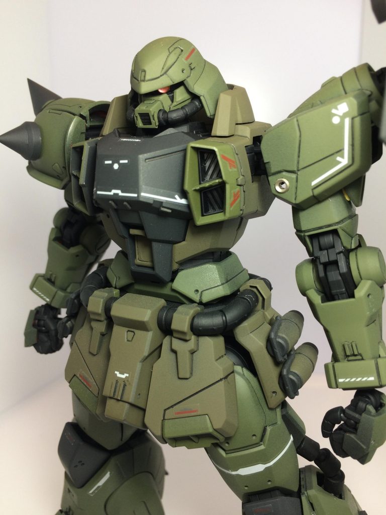 バストアップ。カラーリングの変更以外で、絶対やりたかったことがフェイス部の改修です。そのままでもイケメンなのですが、口?の下がスパッとなかったのがどうしても気になりました。なので、プラ板を貼り付けて中のフレームを囲いました。そうするとそのままでは組めないので、後ハメ加工のようなことをし、塗装してからフレーム部から被せることができるようにしました。自分としては、初の試みでうまくいったと思います。あとは、思いつきで右肩とシールドのスパイクを市販パーツで増設、置き換えしました。元々の形が実戦向きではないと感じ、より攻撃的なシルエットになるかと思い、肩のスパイクは切り取り、新たに二本スパイク付け足しました。威圧感が出ます!