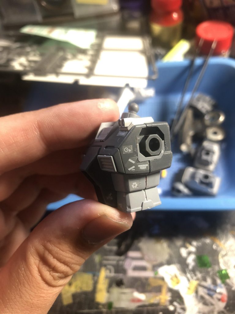 製作途中の画像を撮り忘れたので以下に塗装レシピを今回はこった塗装はせずに必要最低限の塗料と塗装工程で作成しました。今回はクレオスの「The グレイ」を使用『本来のキットの色→塗装した色』で記載します下地塗装 クレオス Mr.カラー シルバー白→グレートーン4赤→グレートーン1青→グレートーン1黄→グレートーン3デカール張り→つや消しでオーバーコートした後にフィルタリング塗装してます