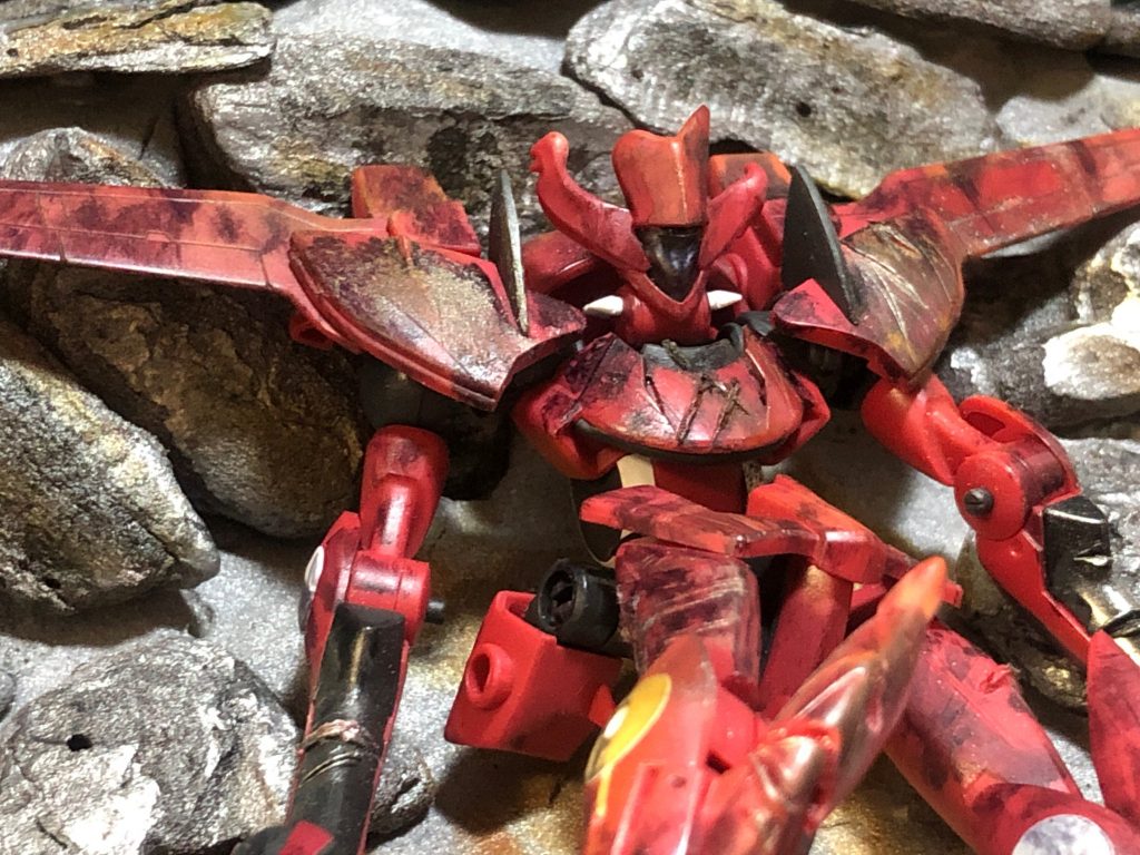 ホットナイフを持ってないので熱したカッターで傷をつけてみました！
    +