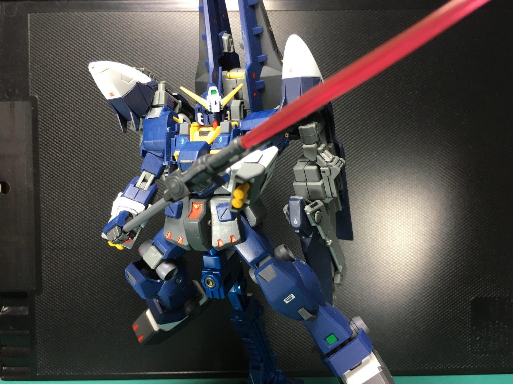 コンセプトとしてはシールド・ブースター2機とフルドドⅡの推進力を活かした一撃離脱戦法を得意とするスタイルです。
 頭頂部にセンサーがないタイプのとさかも差し替えられるように調整しています。